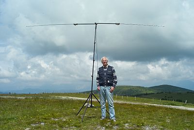 Hanno, OE1JJB mit seiner Buddipole Antenne am Hochwechsel 2009